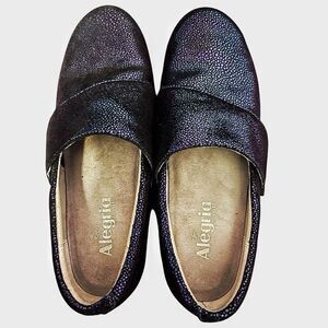 Alegria Lauryn Metallic Blue Slip On Work Nursing Clogs Size 9.5 (40)